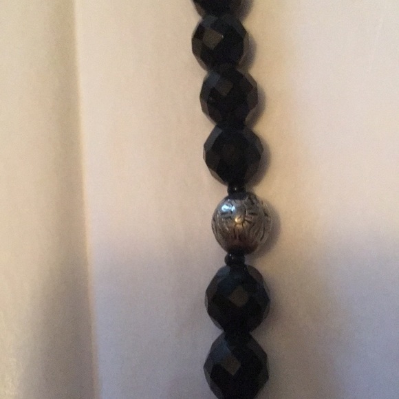 Vintage beaded necklace with red and black faceted beads and silvertone accents. - Picture 5 of 10